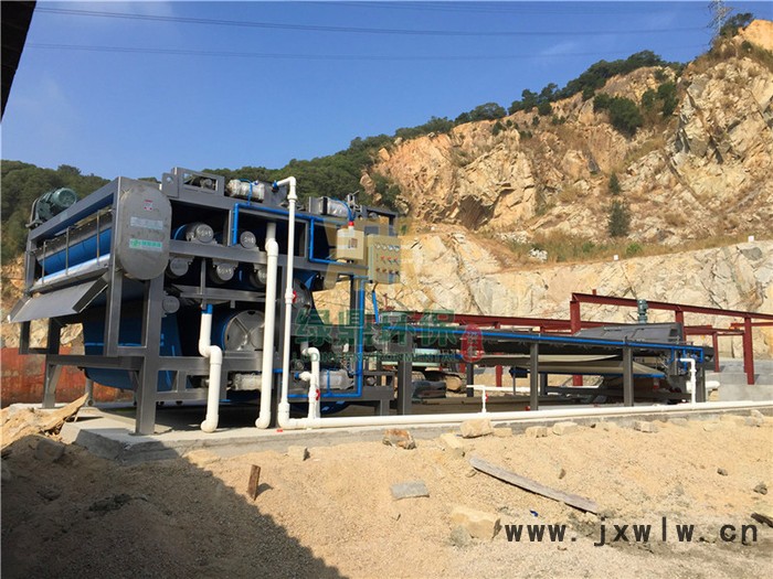 污泥脫水壓濾機(jī),污泥壓縮機(jī)脫水機(jī)材料,電滲透污泥脫水機(jī)企業(yè),廣州綠鼎** 泥漿分離機(jī)