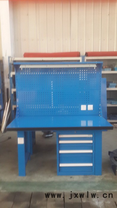 置物柜是一種放置物品的全封閉式的金屬儲物器具 適用于庫房、車間和生產(chǎn)辦公場所，存放工(量具、零配件，儀器儀表和圖紙資料