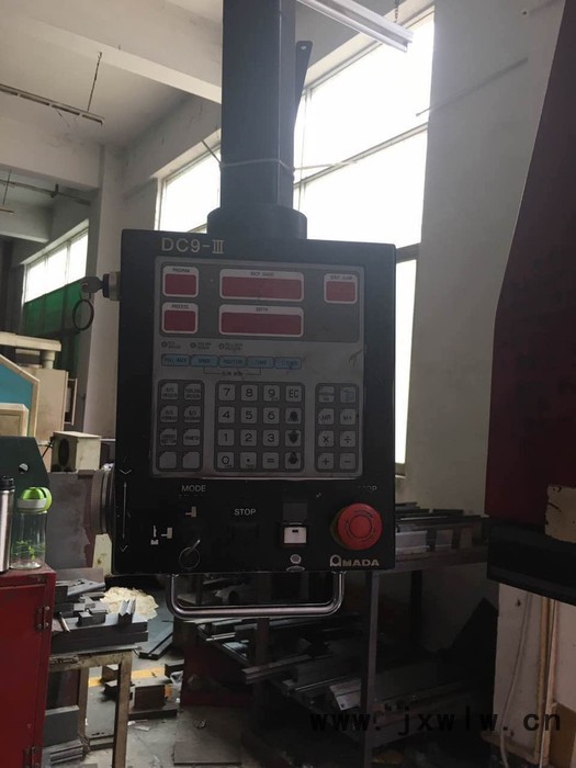 阿瑪達100t*3200mm 下動式數(shù)控折彎機