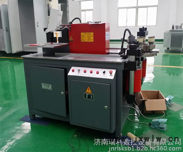 濟(jì)南瑞利數(shù)控多功能銅排機(jī) 多工位母排機(jī) 母排沖剪壓花機(jī) 母線彎排機(jī)