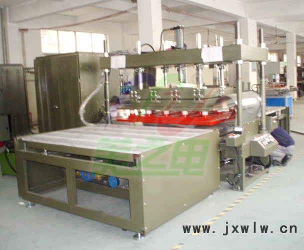 供應(yīng)PVC地毯壓花機(jī)