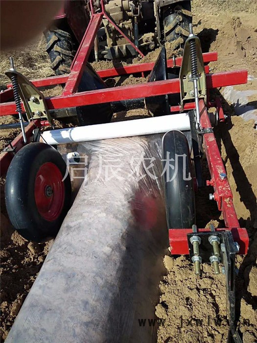 拖拉機(jī)帶的起壟覆膜機(jī) 高質(zhì)量覆膜機(jī) 高效率覆膜機(jī) 配套20-40馬力拖拉機(jī)