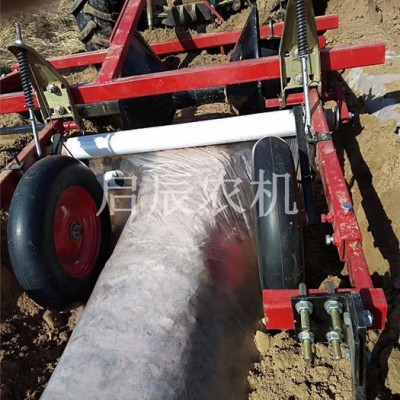 拖拉機(jī)帶的起壟覆膜機(jī) 高質(zhì)量覆膜機(jī) 高效率覆膜機(jī) 配套20-40馬力拖拉機(jī)