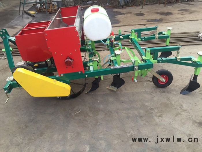單壟雙行花生播種機(jī) 花生種植機(jī) 起壟噴藥覆膜機(jī) 覆膜膜上播種機(jī)