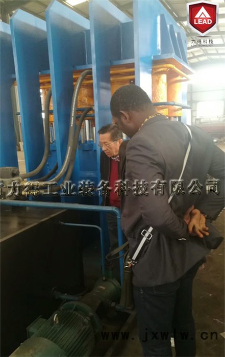防盜門壓花機(jī)  新型框架式雙動(dòng)門板壓紋機(jī) LEAD LDY1300-2500T鐵皮壓花機(jī) 質(zhì)保一年 遠(yuǎn)銷非洲
