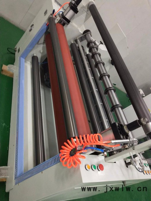 威翔瑞生產(chǎn)收卷分條機、自動分切機、自動開條機