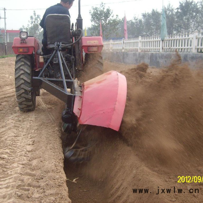 農(nóng)康埋藤機(jī) 路面開(kāi)槽機(jī) 拖拉機(jī)帶地面鏈條式開(kāi)溝機(jī) 供應(yīng)圓盤(pán)挖溝機(jī) 混凝土水泥瀝青路開(kāi)溝機(jī)