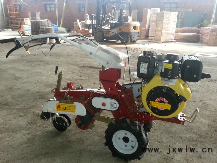**開溝機 山區(qū)挖溝機 山藥挖坑機 **打孔機 山地挖溝機 **開溝培土機
