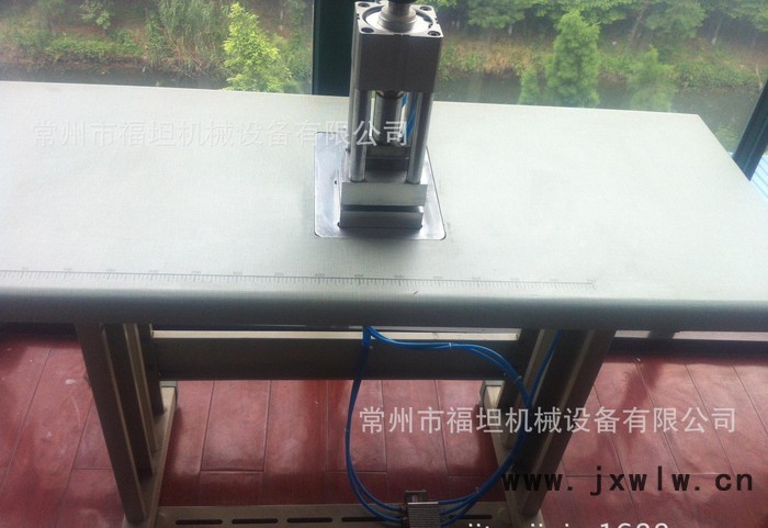 無紡布?xì)鈩?dòng)打孔機(jī)