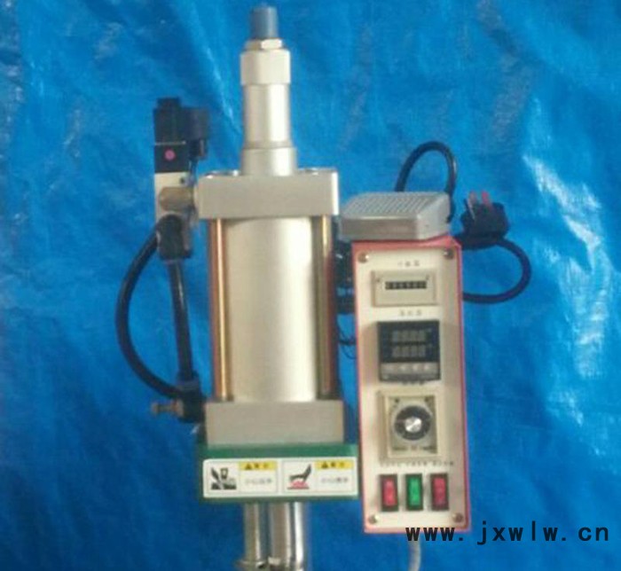 商標(biāo)打標(biāo)機廠家 氣動商標(biāo)打標(biāo)機 家具商標(biāo)logo打標(biāo)機 直銷商標(biāo)烙印機