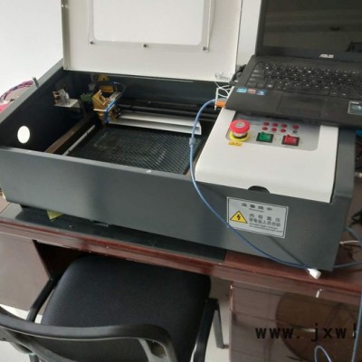 歐賽激光3020型激光雕刻機(jī) 激光切割機(jī) 手機(jī)切膜機(jī) 木刻畫(huà)雕刻機(jī) 挪車(chē)牌雕刻機(jī)