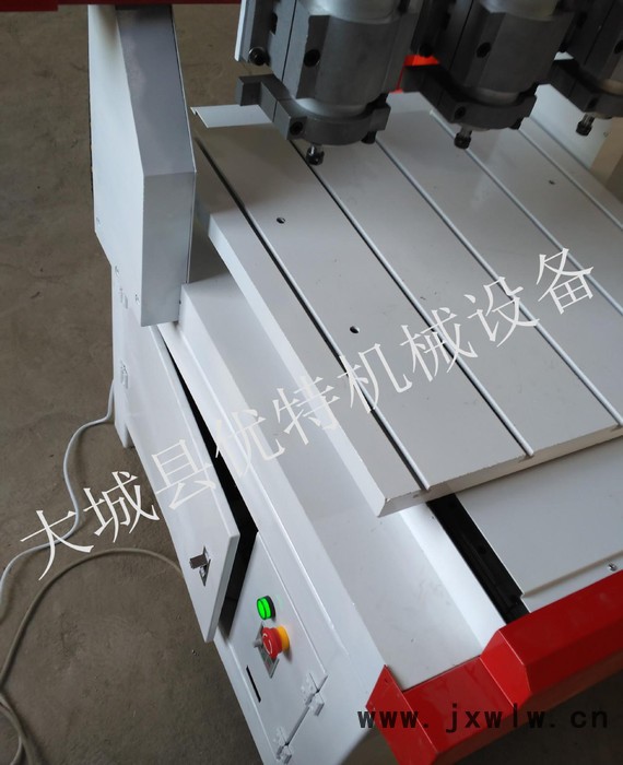 6060一托三木工雕刻機(jī)工藝品廣告雕刻機(jī)