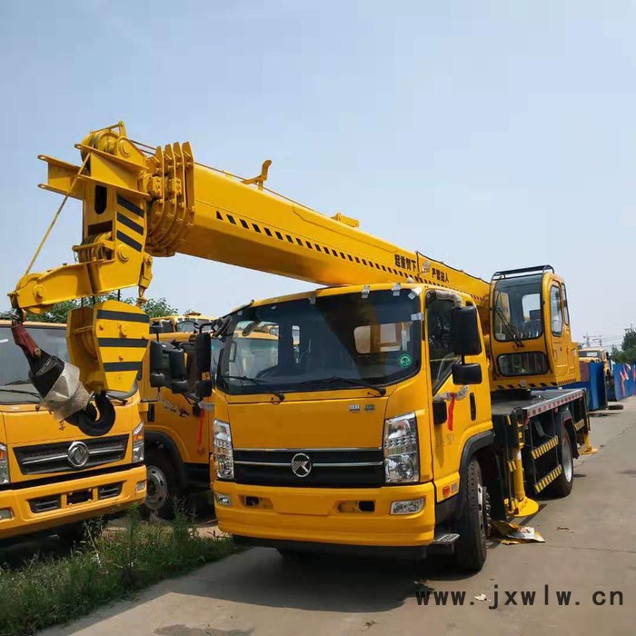 東風(fēng)華神12噸汽車(chē)吊發(fā)動(dòng)機(jī)型號(hào) 高配置12噸汽車(chē)吊濟(jì)寧吊車(chē)生產(chǎn)廠家