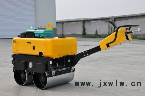 760kg柴油發(fā)動(dòng)機(jī)機(jī)械傳動(dòng)人力轉(zhuǎn)向定量液壓馬達(dá)手扶雙鋼輪壓路機(jī)路得威廠家品牌直銷(xiāo)