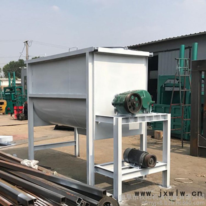 鄭州飼料混合攪拌機(jī) 節(jié)能飼料混合設(shè)備 1噸飼料攪拌機(jī)