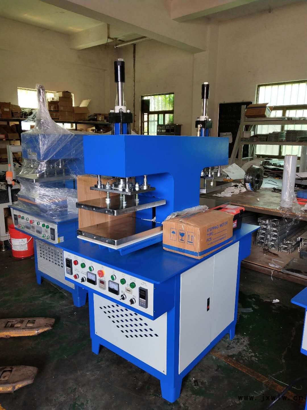 硅膠壓花機(jī)工廠