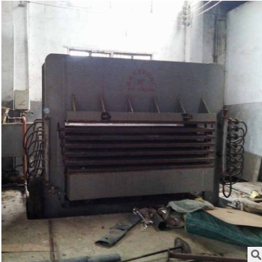 三聚氰胺貼面機(jī) 二手刨花板 密度板 免漆板生 產(chǎn)設(shè)備貼面熱壓機(jī)